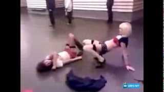 Пьяные русские девушки устроили стриптиз шоу в метро