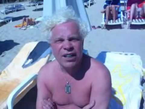 Гей Борис Моисеев на пляже дает интервью
