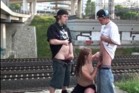 Подростки публично трахаются возле железной дороги