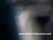 Индианка с маленькими сиськами позирует перед камерой